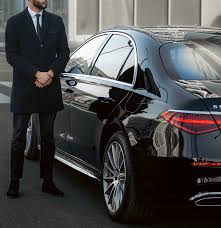 Chauffeur professionnel NCP en tenue formelle - Service premium et discret