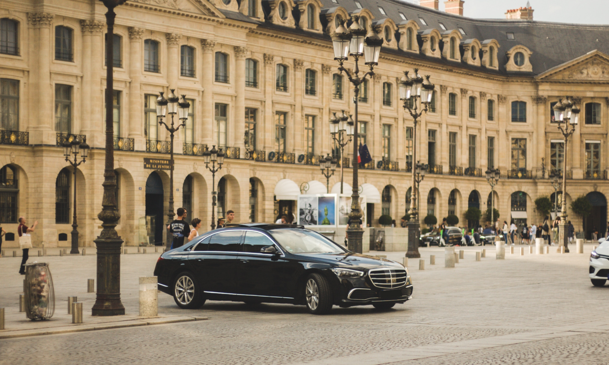 Véhicule Mercedes-Benz NCP en circulation dans les rues de Paris - Transport premium